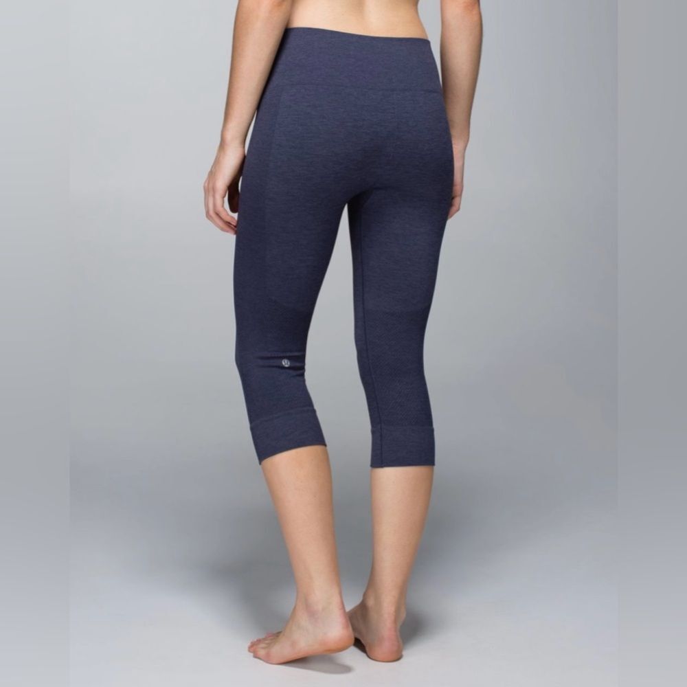 Lululemon Seamlessly Street Crop in Cadet Blue size 4